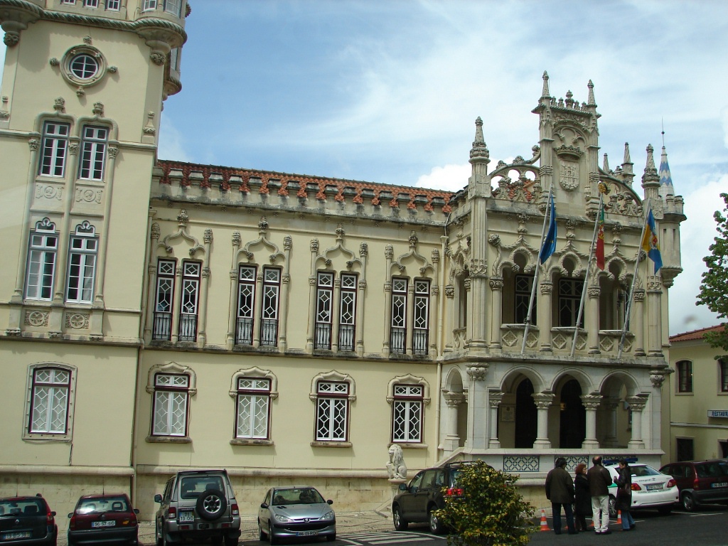 2008/03(March)/AroundTheWorld/Lisbon/1024x768_Municipal building in Fatima.jpg